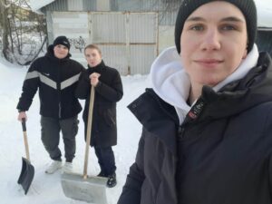 Не словом, а делом! Акция ЛКСМ РФ «Снежный десант» в Балашихе