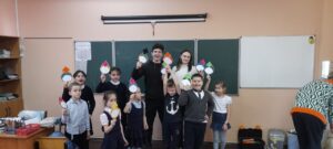 Члены Балашихинского городского отделения ЛКСМ Полина Шараненкова, Никита Шейко и Демьян Бабченко провели мастер-класс, посвящённый Дню космонавтики для учеников первых классов МБОУ СОШ №12 в мкр. Павлино