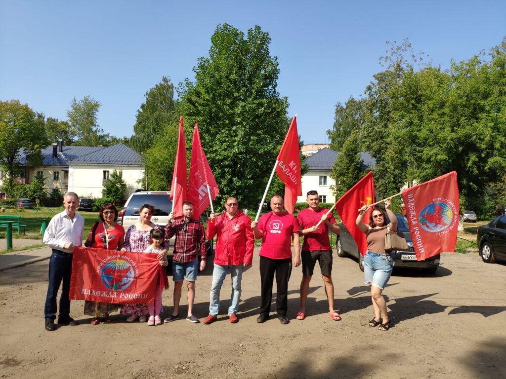 Балашихинские коммунисты провели автопробег в поддержку СВО.